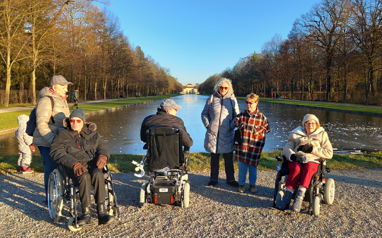 6 Teilnehmer im Park des Neuen Schlosses Schleißheim