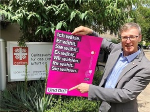 Diözesan-Caritasdirektor Wolfgang Langer mit einem der Plakat der Kampagne zur Landtagwahl.